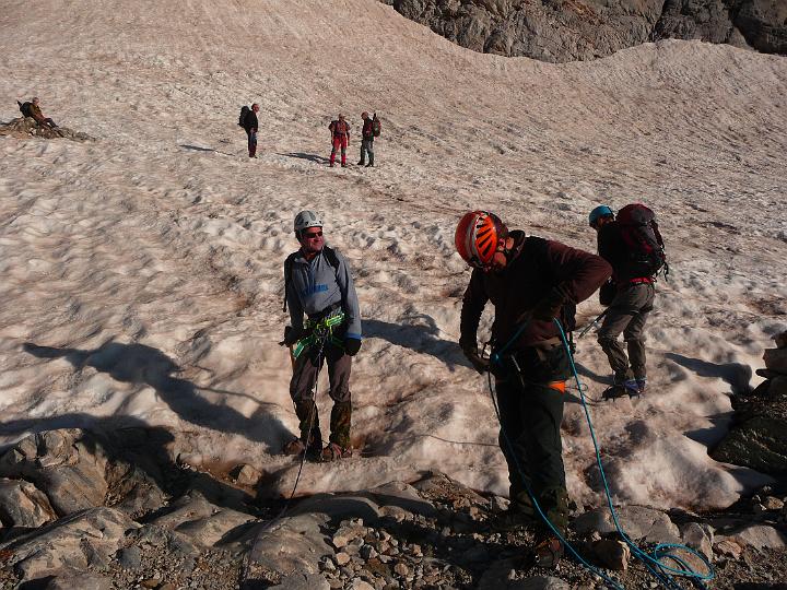 Vignemale_LDP_2009 029.jpg - On s'équipe pour la traversée du glacier.